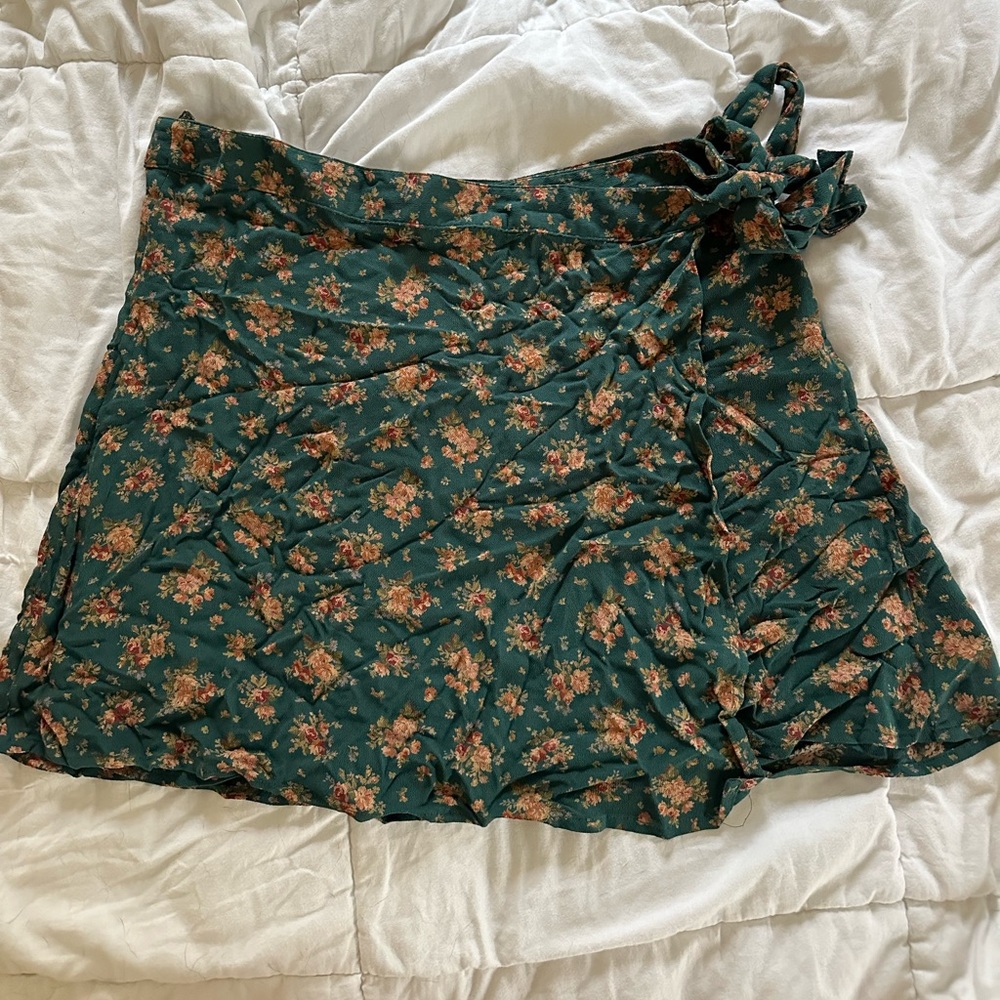 L, American Eagle green floral skirt 🌼💚